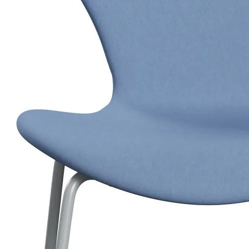 Fritz Hansen Series 7™ Chair Full Upholstery, Silver Grey/Comfort White/Blue