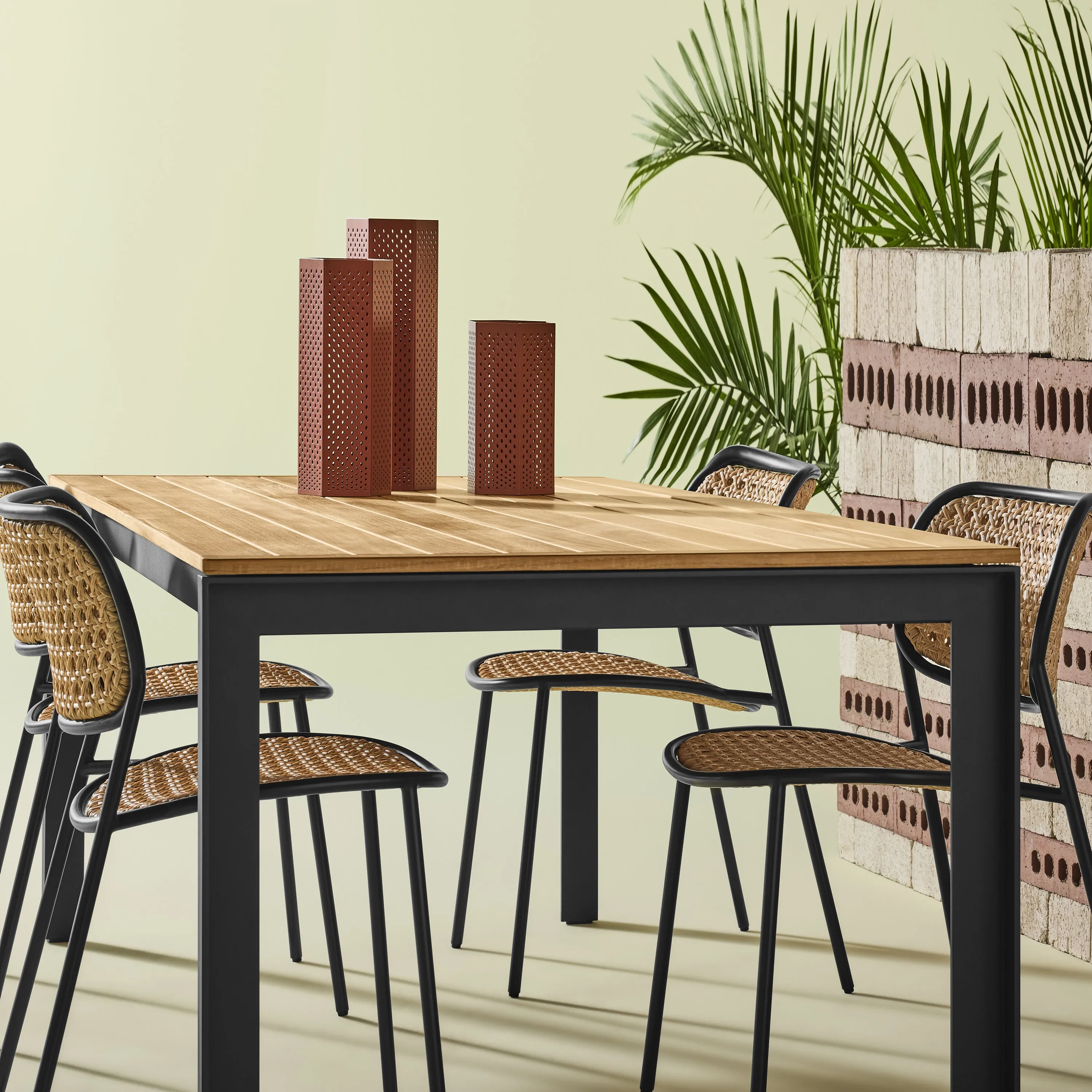 Hold Tight Outdoor Dining Table