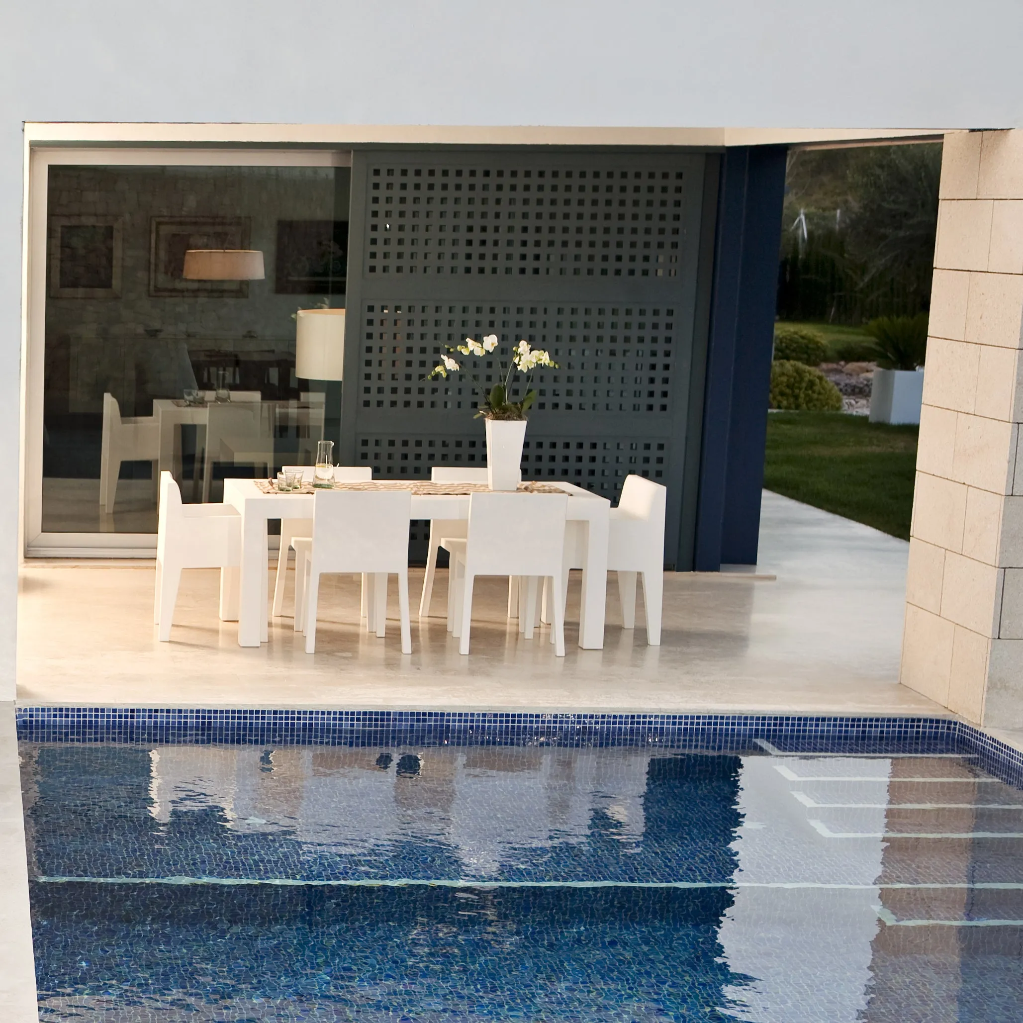 Jut Rectangular Table