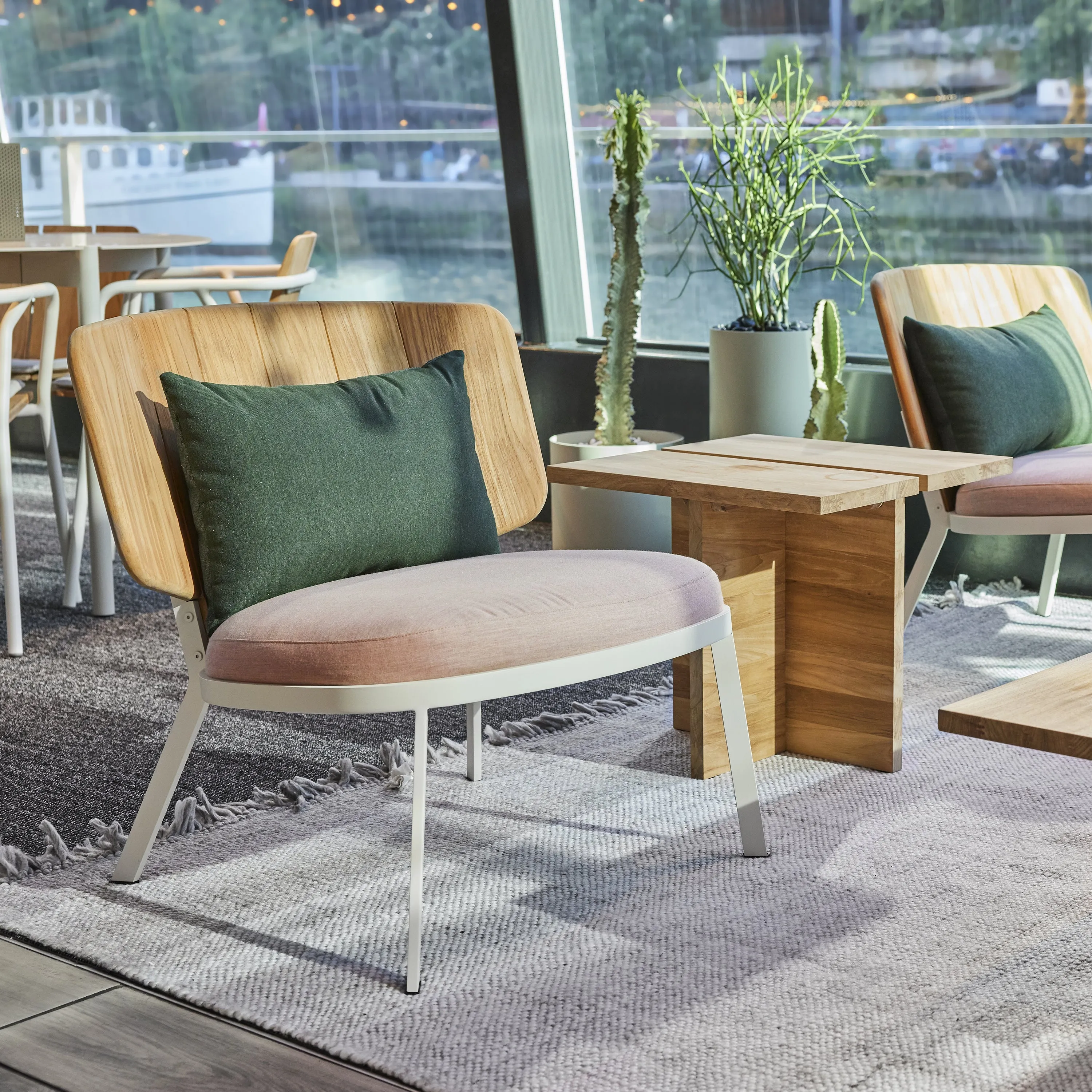 Low Fade Outdoor Lounge Chair