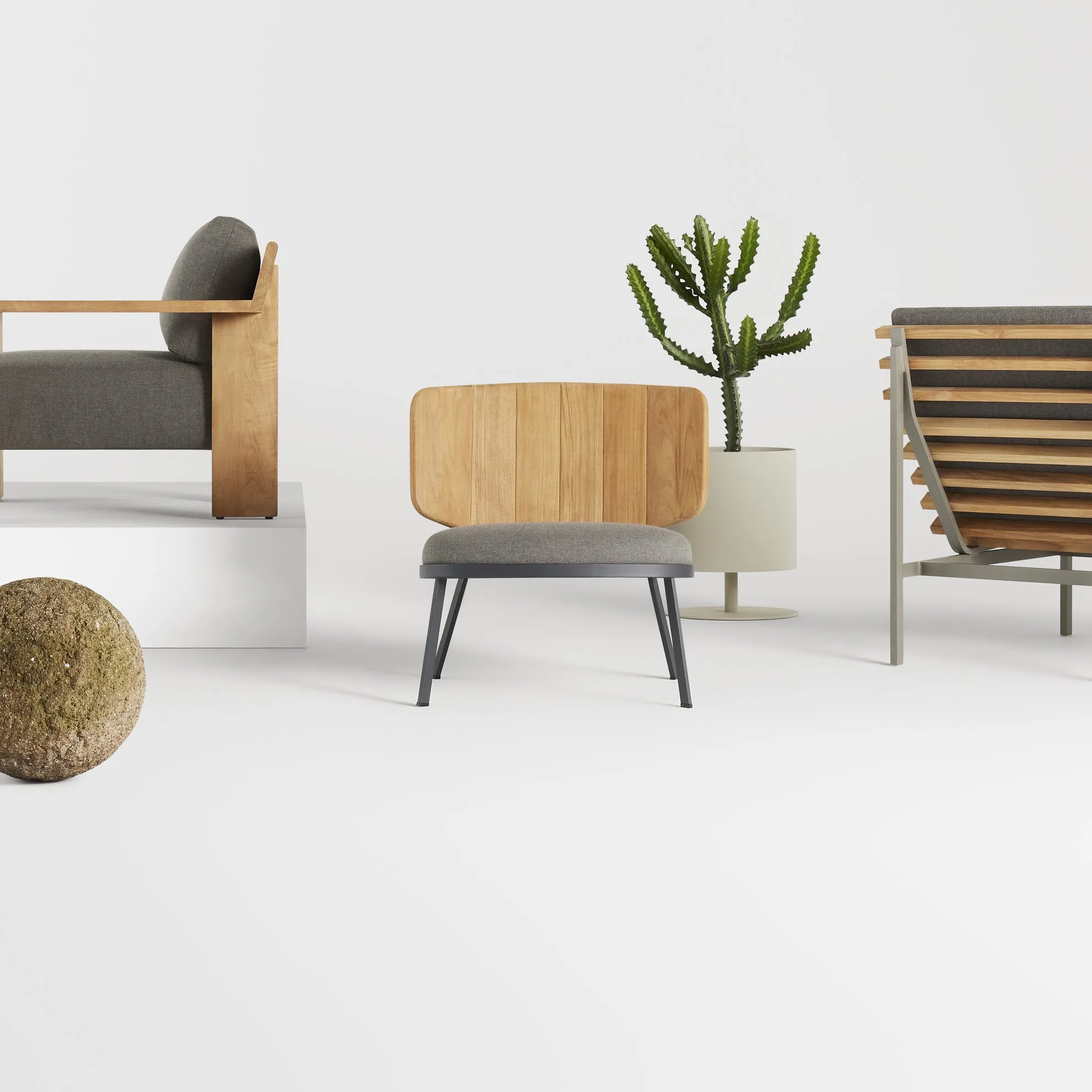 Low Fade Outdoor Lounge Chair