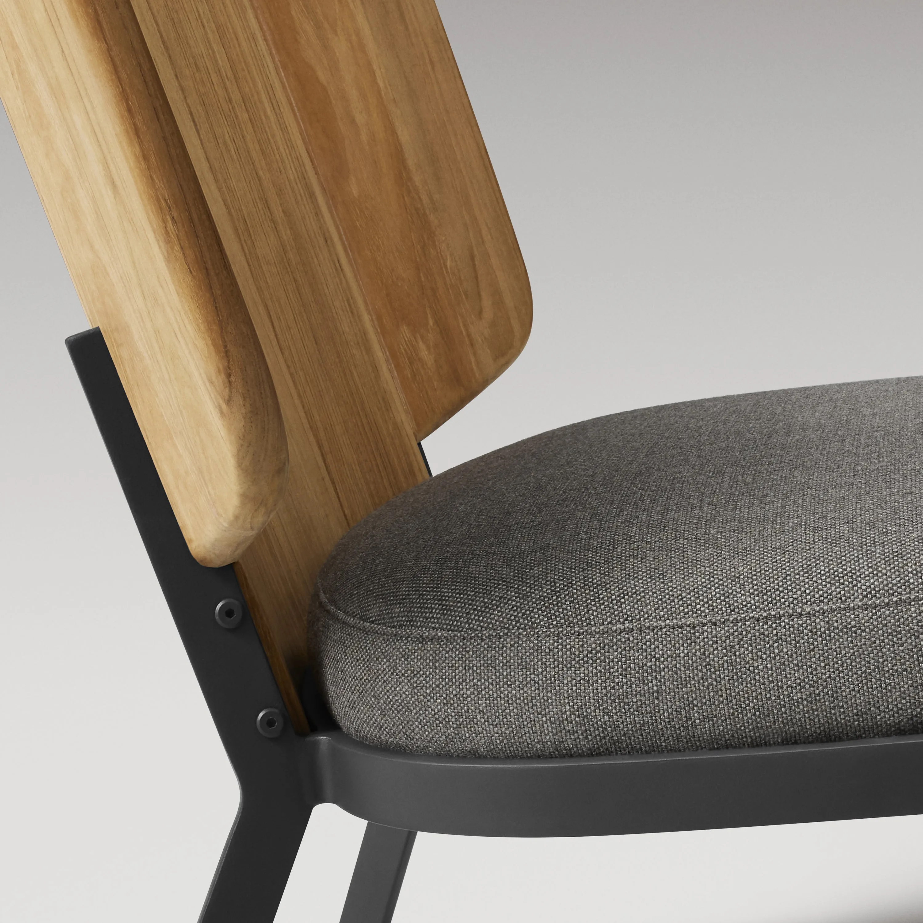 Low Fade Outdoor Lounge Chair