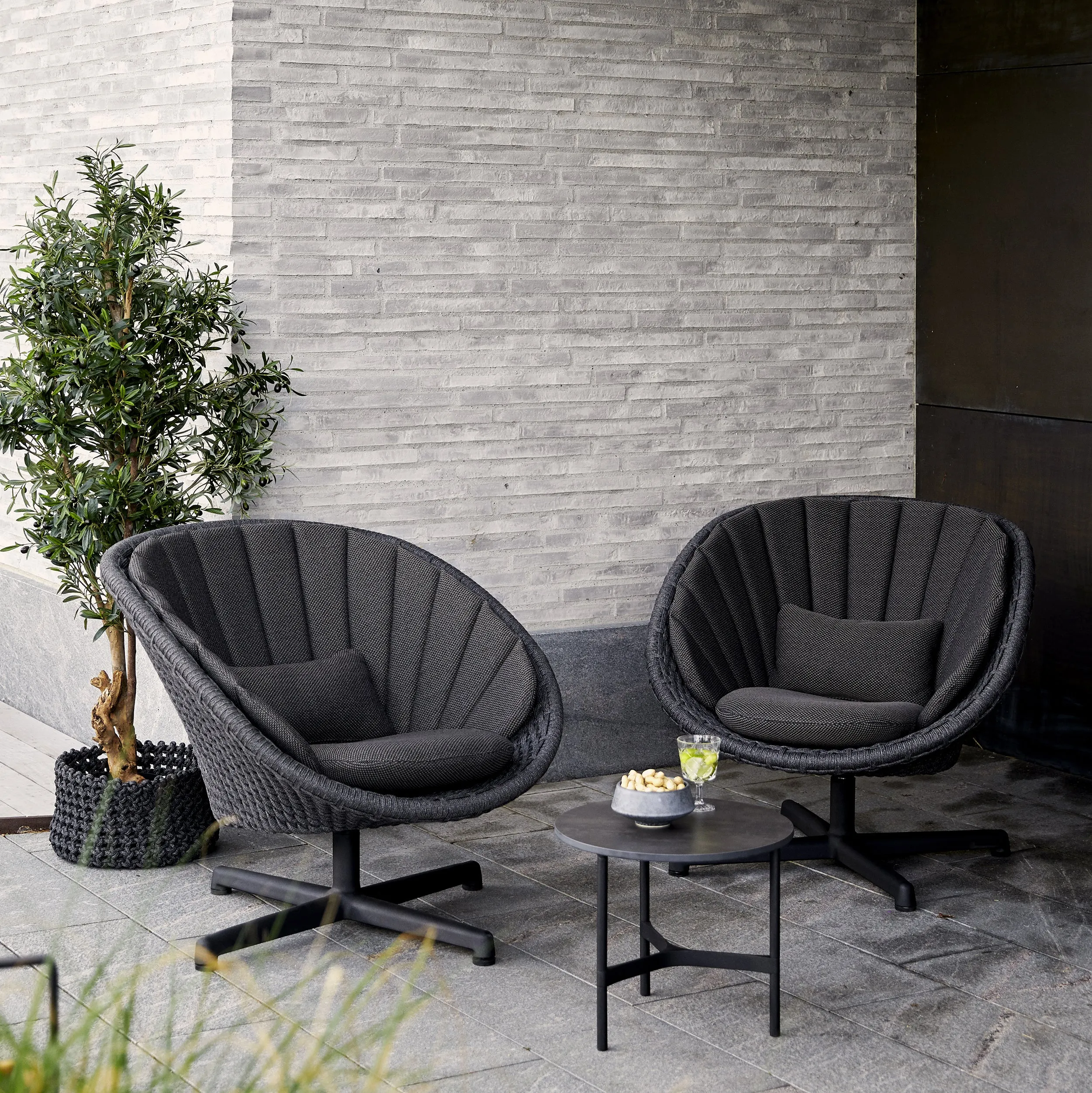 Peacock Outdoor Lounge Chair with Swivel Base
