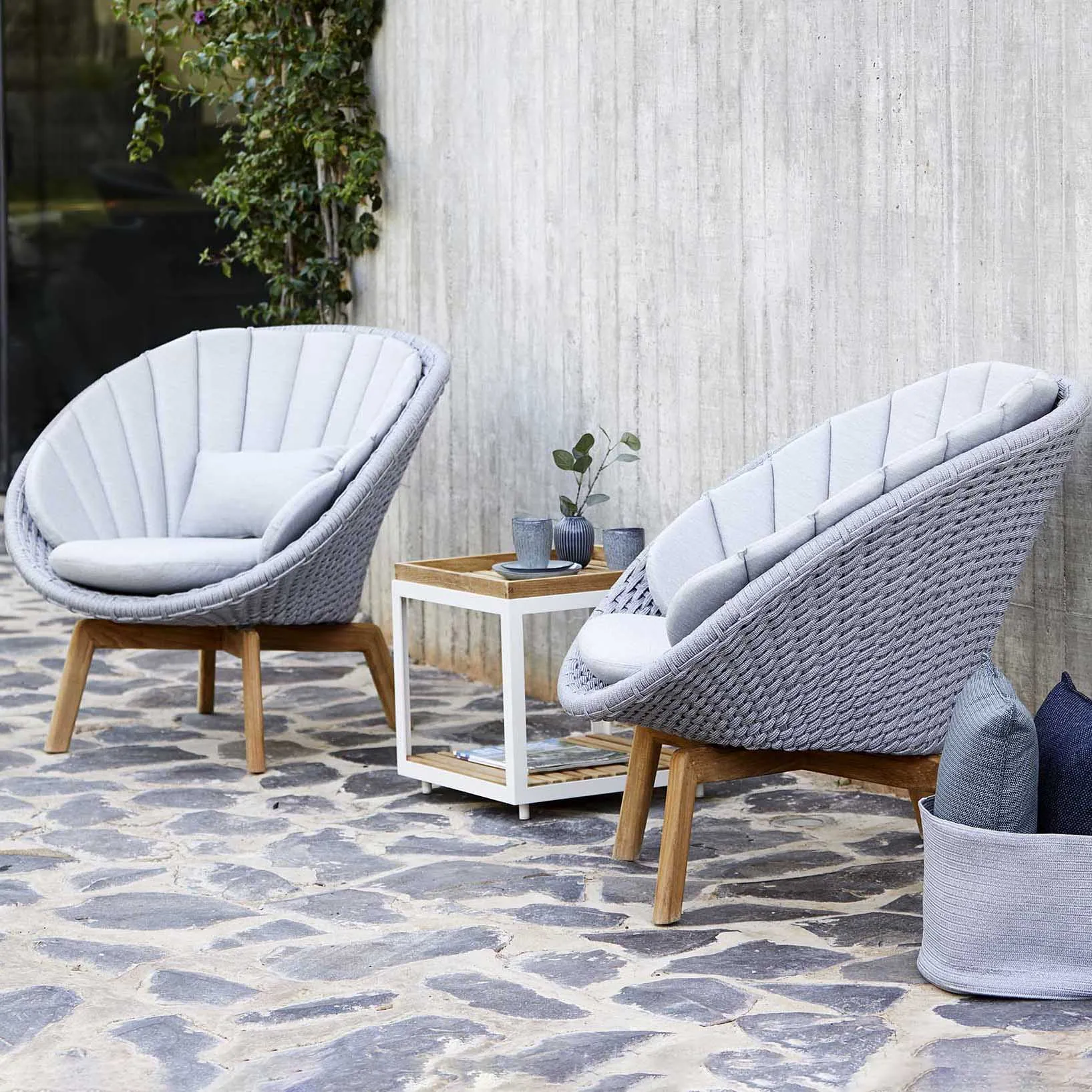 Peacock Outdoor Lounge Chair